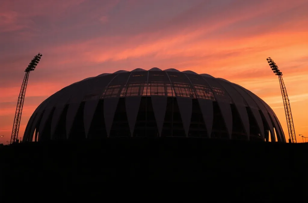 現代宏偉體育場在落日餘暉下的抽象剪影